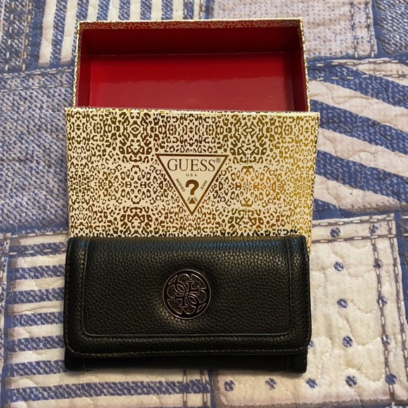 BRAND NEW Guess Wallet - Picture 2 of 5